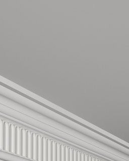 Moulure de plafond : Corniches, rosaces et encadrements en gypse, pour le plafond et ses raccords.